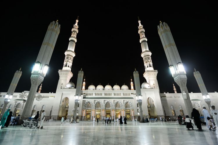 المسجد النبوي في الليل