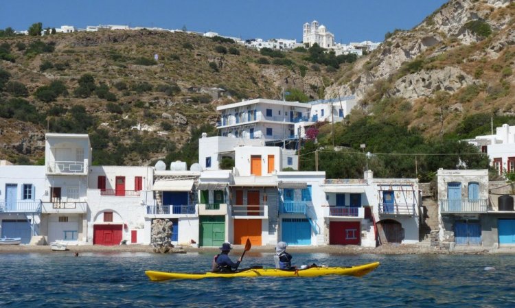 البيوت البيضاء التي تشتهر بها اليونان 