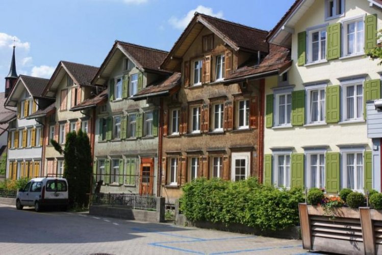 المنازل الملونة في ابنزل سويسرا