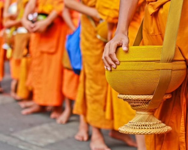 جوالات التصدق في المعابد البوذية في لوانغ برابانغ 