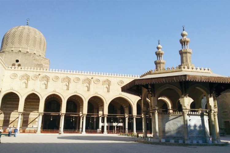 مسجد المؤيد شيخ المملوك الذي أصبح سلطان فحول سجنه لمسجد