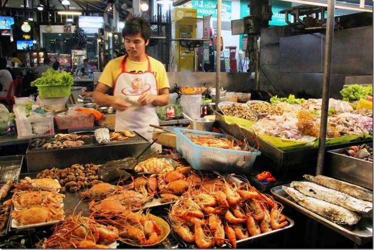 بيع المأكولات البحرية في سوق هواهين