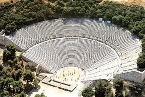 مسرح دلفي في اليونان